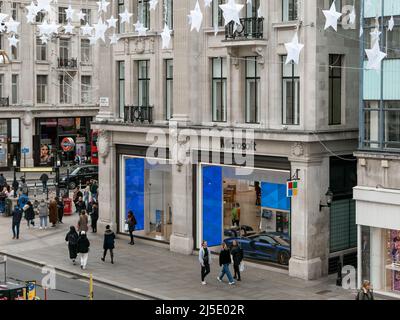 London, UK-27.10.21: Microsoft Store auf dem Oxford Circus in London. Einer von vier Geschäften, die nicht geschlossen, aber zu „Erlebniszentren“ renoviert wurden Stockfoto