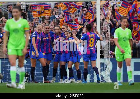 Barcelona, Spanien. 22. Apr, 2022. Während der UEFA Womens Champions League spielte das Halbfinalspiel zwischen dem FC Barcelona und VFL Wolsburg am 22. April 2022 im Camp Nou Stadium in Barcelona, Spanien. (Foto von PRESSINPHOTO) Credit: PRESSINPHOTO SPORTS AGENCY/Alamy Live News Stockfoto