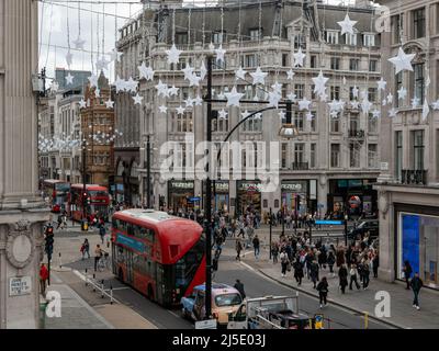 London, UK-27.10.21: Blick auf den Oxford Circus, der mit Lichtsternen geschmückt ist. Der Oxford Circus ist eine Kreuzung zwischen der Oxford Street und der Regent Street Stockfoto