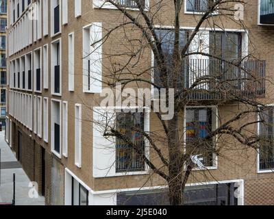 Fassade eines modernen Mehrfamilienhauses in London, Großbritannien Stockfoto