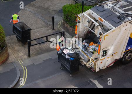 London, UK-17.04.22: Ein Hecklader-LKW sammelt Müll in einer City of Westminster, im Zentrum von London Stockfoto