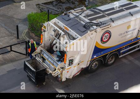 London, UK-17.04.22: Ein Hecklader-LKW sammelt Müll in einer City of Westminster, im Zentrum von London Stockfoto