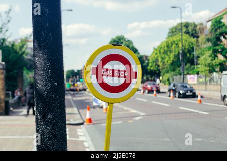 Vorübergehendes Schild mit einer Bushaltestelle an einer Straße in London Stockfoto