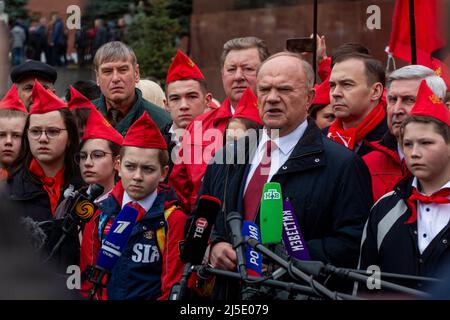 Moskau, Russland. 22.. April 2022. Gennadi Sjuganow (C), der Führer der KRF, sowie Mitglieder und Unterstützer der Kommunistischen Partei Russlands (CPRF) werden während einer Blumenverlegezeremonie im Mausoleum auf dem Roten Platz zum 152.. Geburtstag von Wladimir Lenin in Moskau, Russland, gesehen. Quelle: Nikolay Vinokurov/Alamy Live News Stockfoto