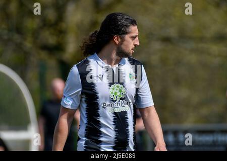 Pontardawe, Wales. 16. April 2022. Josh Dorward aus Pontardawe Town während des Spiels der Ardal South West League zwischen Pontardawe Town und Dinas Powys im Parc Ynysderw in Pontardawe, Wales, Großbritannien am 16. April 2022. Quelle: Duncan Thomas/Majestic Media. Stockfoto