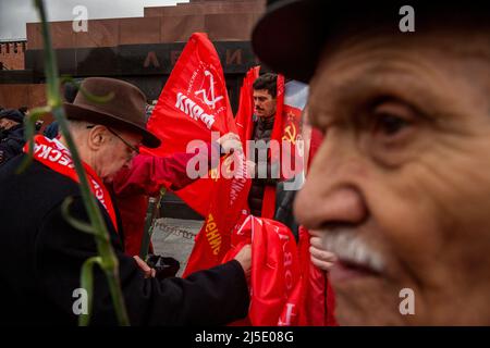 Moskau, Russland. 22.. April 2022. Mitglieder und Unterstützer der Kommunistischen Partei Russlands (KPLF) werden während einer Blumenverlegezeremonie im Mausoleum auf dem Roten Platz zum 152.. Geburtstag von Wladimir Lenin in Moskau, Russland, gesehen. Quelle: Nikolay Vinokurov/Alamy Live News Stockfoto