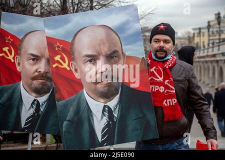 Moskau, Russland. 22.. April 2022. Mitglieder und Unterstützer der Kommunistischen Partei Russlands (CPRF) werden auf dem Maneschnaja-Platz gesehen, wenn sie den 152.. Geburtstag von Wladimir Lenin in Moskau, Russland, feiern. Quelle: Nikolay Vinokurov/Alamy Live News Stockfoto