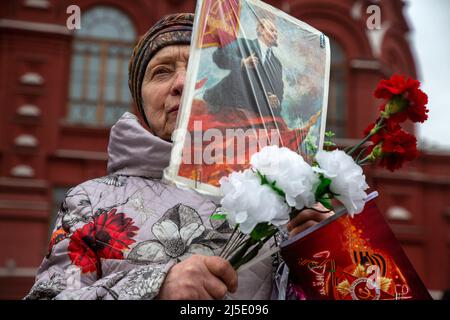 Moskau, Russland. 22.. April 2022. Mitglieder und Unterstützer der Kommunistischen Partei Russlands (CPRF) werden auf dem Maneschnaja-Platz gesehen, wenn sie den 152.. Geburtstag von Wladimir Lenin in Moskau, Russland, feiern. Quelle: Nikolay Vinokurov/Alamy Live News Stockfoto