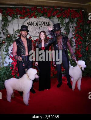 Las Vegas, NV, USA. 21. April 2022. Lisa Vanderpump bei der Ankunft für Vanderpump A Paris Grand Opening, Paris Las Vegas, Las Vegas, NV 21. April 2022. Kredit: JA/Everett Collection/Alamy Live Nachrichten Stockfoto