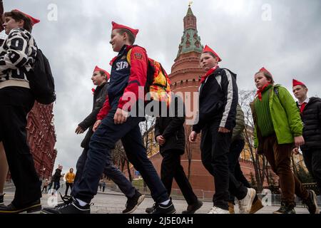 Moskau, Russland. 22.. April 2022. Mitglieder und Unterstützer der Kommunistischen Partei Russlands (CPRF) werden auf dem Maneschnaja-Platz gesehen, wenn sie den 152.. Geburtstag von Wladimir Lenin in Moskau, Russland, feiern. Quelle: Nikolay Vinokurov/Alamy Live News Stockfoto