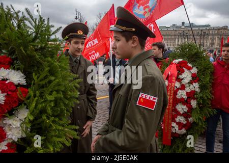 Moskau, Russland. 22.. April 2022. Mitglieder und Unterstützer der Kommunistischen Partei Russlands (CPRF) werden auf dem Maneschnaja-Platz gesehen, wenn sie den 152.. Geburtstag von Wladimir Lenin in Moskau, Russland, feiern. Quelle: Nikolay Vinokurov/Alamy Live News Stockfoto