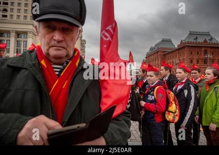 Moskau, Russland. 22.. April 2022. Mitglieder und Unterstützer der Kommunistischen Partei Russlands (CPRF) werden auf dem Maneschnaja-Platz gesehen, wenn sie den 152.. Geburtstag von Wladimir Lenin in Moskau, Russland, feiern. Quelle: Nikolay Vinokurov/Alamy Live News Stockfoto