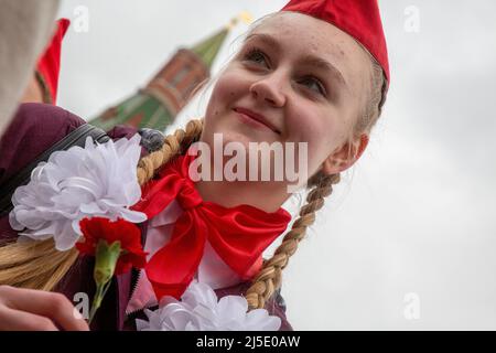 Moskau, Russland. 22.. April 2022. Ein junger Pionier nimmt an einer Blumenverlegung im Mausoleum auf dem Roten Platz Teil, um den 152.. Geburtstag von Wladimir Lenin in Moskau, Russland, zu feiern. Quelle: Nikolay Vinokurov/Alamy Live News Stockfoto