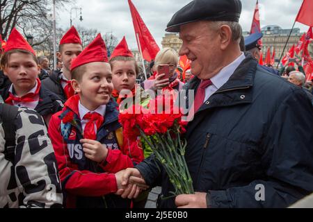 Moskau, Russland. 22.. April 2022. Gennadi Sjuganow (C), der Führer der KRF, sowie Mitglieder und Unterstützer der Kommunistischen Partei Russlands (CPRF) werden während einer Blumenverlegezeremonie im Mausoleum auf dem Roten Platz zum 152.. Geburtstag von Wladimir Lenin in Moskau, Russland, gesehen. Quelle: Nikolay Vinokurov/Alamy Live News Stockfoto