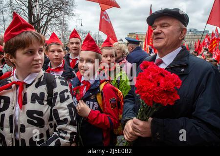 Moskau, Russland. 22.. April 2022. Gennadi Sjuganow (C), der Führer der KRF, sowie Mitglieder und Unterstützer der Kommunistischen Partei Russlands (CPRF) werden während einer Blumenverlegezeremonie im Mausoleum auf dem Roten Platz zum 152.. Geburtstag von Wladimir Lenin in Moskau, Russland, gesehen. Quelle: Nikolay Vinokurov/Alamy Live News Stockfoto