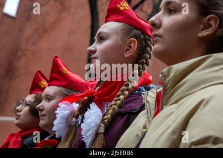 Moskau, Russland. 22.. April 2022. Mitglieder und Unterstützer der Kommunistischen Partei Russlands (CPRF) werden auf dem Maneschnaja-Platz gesehen, wenn sie den 152.. Geburtstag von Wladimir Lenin in Moskau, Russland, feiern. Quelle: Nikolay Vinokurov/Alamy Live News Stockfoto