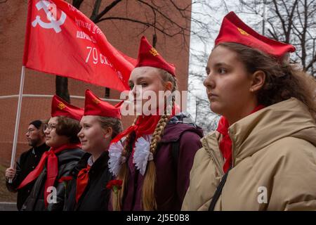 Moskau, Russland. 22.. April 2022. Mitglieder und Unterstützer der Kommunistischen Partei Russlands (CPRF) werden auf dem Maneschnaja-Platz gesehen, wenn sie den 152.. Geburtstag von Wladimir Lenin in Moskau, Russland, feiern. Quelle: Nikolay Vinokurov/Alamy Live News Stockfoto