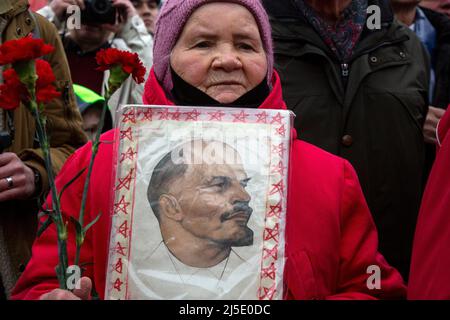 Moskau, Russland. 22.. April 2022. Eine Frau porträtiert Wladimir Lenin während einer Blumenverlegung im Mausoleum auf dem Roten Platz anlässlich des 152.. Geburtstages von Wladimir Lenin in Moskau, Russland. Quelle: Nikolay Vinokurov/Alamy Live News Stockfoto