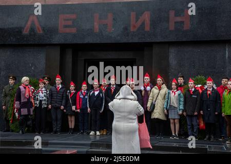 Moskau, Russland. 22.. April 2022. Pioniere machen während einer Blumenverlegungszeremonie im Mausoleum auf dem Roten Platz ein Gruppenfoto auf dem Hintergrund zum 152.. Geburtstag von Wladimir Lenin in Moskau, Russland. Quelle: Nikolay Vinokurov/Alamy Live News Stockfoto