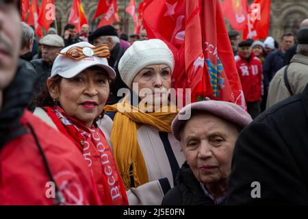 Moskau, Russland. 22.. April 2022. Mitglieder und Unterstützer der Kommunistischen Partei Russlands (KPLF) werden während einer Blumenverlegezeremonie im Mausoleum auf dem Roten Platz zum 152.. Geburtstag von Wladimir Lenin in Moskau, Russland, gesehen. Quelle: Nikolay Vinokurov/Alamy Live News Stockfoto