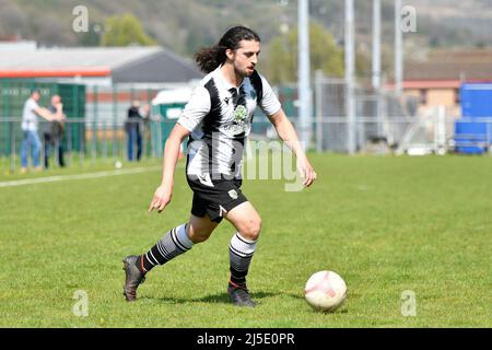 Pontardawe, Wales. 16. April 2022. Josh Dorward von Pontardawe Town in Aktion während des Spiels der Ardal South West League zwischen Pontardawe Town und Dinas Powys am 16. April 2022 im Parc Ynysderw in Pontardawe, Wales, Großbritannien. Quelle: Duncan Thomas/Majestic Media. Stockfoto