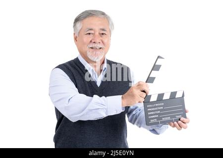 Glücklich asiatische ältere Mann mit Film Klappbrett Blick auf die Kamera Kopieplatz für Ihre Werbung oder Werbe-Text auf weißem Hintergrund, peop Stockfoto