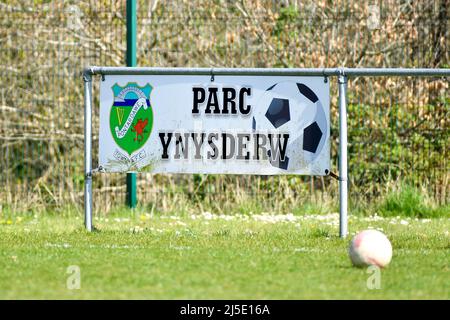 Pontardawe, Wales. 16. April 2022. Eine Werbetafel während des Spiels der Ardal South West League zwischen Pontardawe Town und Dinas Powys im Parc Ynysderw in Pontardawe, Wales, Großbritannien am 16. April 2022. Quelle: Duncan Thomas/Majestic Media. Stockfoto