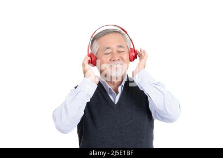 Glück asiatische Senior alten Mann lächeln hören Musik mit Kopfhörern und Kopierer Platz für Ihre Werbe-oder Text isoliert auf weißem Hintergrund, Peopl Stockfoto