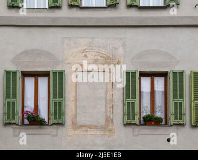 Detail der façade eines alten Gebäudes mit zwei echten Fenstern und einem mit Trompe-l'oeil-Technik bemalten, Sanremo, Imperia, Ligurien Stockfoto