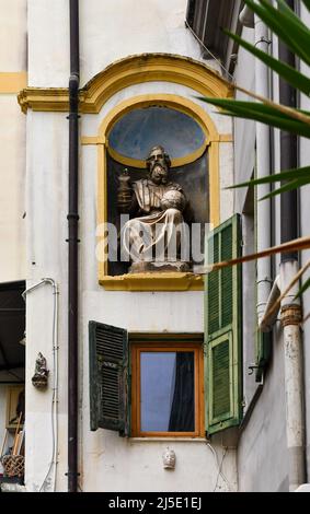 Detail der façade eines alten Hauses im historischen Zentrum von Sanremo mit einer religiösen Statue in einer Nische in der Wand, Imperia, Ligurien, Italien Stockfoto