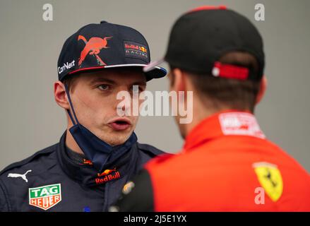 Red Bull Racing's Max Verstappen (links) und Ferrari's Charles Leclerc in Parc Ferme nach der Qualifikation für den Grand Prix Emilia Romagna auf der Rennstrecke Autodromo Internazionale Enzo e Dino Ferrari in Italien, besser bekannt als Imola. Bilddatum: Freitag, 22. April 2022. Stockfoto