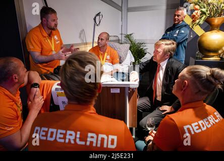 Den Haag, Niederlande. 22. April 2022. 2022-04-22 20:02:05 DEN HAAG - König Willem-Alexander trifft das holländische Invictus-Team am letzten Tag der Invictus-Spiele. ANP SEM VAN DER WAL netherlands Out - belgium Out Credit: ANP/Alamy Live News Stockfoto