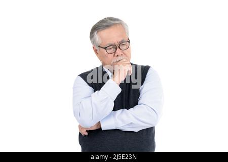 Portrait Executive Asian Senior Mann tragen Brillen denken mit Copy-Raum für Ihre Werbe-oder Text isoliert auf weißem Hintergrund. Stockfoto