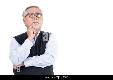 Portrait Executive Asian Senior Mann tragen Brillen denken mit Copy-Raum für Ihre Werbe-oder Text isoliert auf weißem Hintergrund. Stockfoto