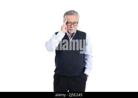 Portrait Executive Asian Senior Mann tragen Brillen denken mit Copy-Raum für Ihre Werbe-oder Text isoliert auf weißem Hintergrund. Stockfoto