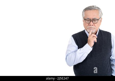 Portrait Executive Asian Senior Mann tragen Brillen denken mit Copy-Raum für Ihre Werbe-oder Text isoliert auf weißem Hintergrund. Stockfoto