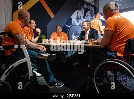 Den Haag, Niederlande. 22. April 2022. 2022-04-22 19:38:07 DEN HAAG - König Willem-Alexander trifft das holländische Invictus-Team am letzten Tag der Invictus-Spiele. ANP SEM VAN DER WAL netherlands Out - belgium Out Credit: ANP/Alamy Live News Stockfoto