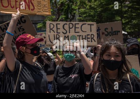 Bangkok, Thailand. 22. April 2022. Ein Aktivist hält während der Demonstration ein Plakat mit der Aufschrift „Respect our Mother“. Die Aktivisten unter der Leitung von Studenten der Gruppe Grin Green International versammelten sich im Lumpini Park in Bangkok, Thailand, bevor sie zum Erdtag aus dem Lumpini Park zum Ministerium für natürliche Ressourcen marschierten. Fordern, dass das Ministerium den Umgang mit der Klimakrise in Thailand ändert, um den Planeten und die Umwelt der Erde zu schützen. Kredit: SOPA Images Limited/Alamy Live Nachrichten Stockfoto