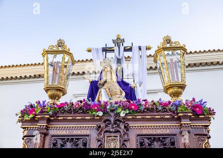 Prozession des Paso de Semana Santa (Plattform oder Thron) unserer Lieben Frau von Leiden (Nuestra Señora de las Angustias), am Ausgang des Tempels Stockfoto