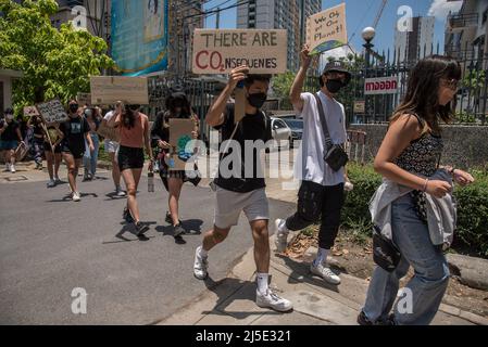 Bangkok, Thailand. 22. April 2022. Aktivisten halten während der Demonstration Plakate mit ihren Meinungen. Die Aktivisten unter der Leitung von Studenten der Gruppe Grin Green International versammelten sich im Lumpini Park in Bangkok, Thailand, bevor sie zum Erdtag aus dem Lumpini Park zum Ministerium für natürliche Ressourcen marschierten. Fordern, dass das Ministerium den Umgang mit der Klimakrise in Thailand ändert, um den Planeten und die Umwelt der Erde zu schützen. (Foto von Peerapon Boonyakiat/SOPA Images/Sipa USA) Quelle: SIPA USA/Alamy Live News Stockfoto