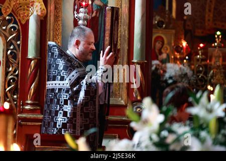 Breslau, Polen. 22. April 2022. Das orthodoxe Ostern hat begonnen. Die Gläubigen beten in großer Zahl in den orthodoxen Kirchen von WrocÅ‚AW. In diesem Jahr fällt das orthodoxe Ostern vom 22. Bis 25. April. (Bild: © Krzysztof Zatycki/ZUMA Press Wire) Bild: ZUMA Press, Inc./Alamy Live News Stockfoto