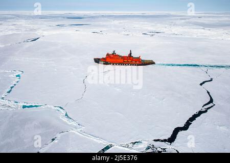 Kerneisbrecher bricht das Eis in arktischen Gewässern Stockfoto