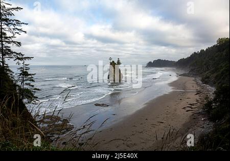 WA21405-00...WASHINGTON - von der Spitze eines Pfades über eine steile Landzunge mit Blick nach Norden auf die Wildnisküste des Olympic National Park. Stockfoto