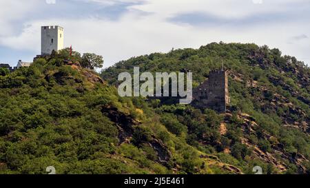 KAMP-BORNHOFEN, DEUTSCHLAND - 06. JULI 2019: Blick auf die Schlösser Sterrenberg und Liebenstein auf den Hügeln über dem Rhein Stockfoto