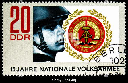 MOSKAU, RUSSLAND - 27. MÄRZ 2022: In Deutschland gedruckte Briefmarke zeigt Volksarmee, National Folk Army Serie, um 1971 Stockfoto