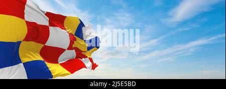 Offizielle Flagge von Antwerpen, Belgien bei bewölktem Himmel bei Sonnenuntergang, Panoramablick. Belgisches Reise- und Patriot-Konzept. Platz für ein breites Banner. Stockfoto