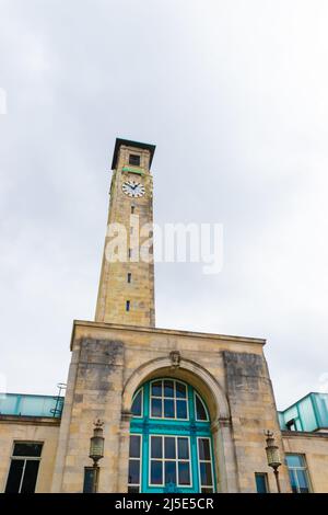 Der Uhrenturm des Civic Center - ein kommunales Gebäude im Kulturviertel der Stadt Southampton, August 2021 Stockfoto