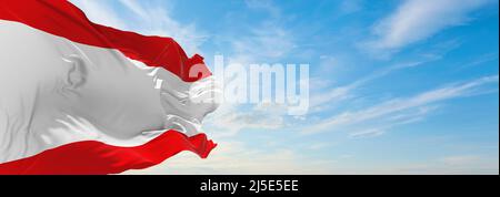 Offizielle Flagge der Stadt Antwerpen, Belgien bei bewölktem Himmel bei Sonnenuntergang, Panoramablick. Belgisches Reise- und Patriot-Konzept. Platz für ein breites Verbot kopieren Stockfoto