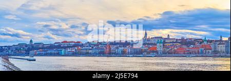 Der leuchtend violette Himmel über den historischen Gebäuden des Budaer Viertels, wie die Fischerbastei, die Matthiaskirche, die Budaer Burg, hinter der Donau, Buda Stockfoto