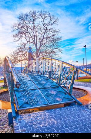 Imre Nagy Denkmal ist eines der interessanten Sehenswürdigkeiten von Budapest, bestehend aus der Statue und der Brücke, befindet sich auf dem Lajos Kossuth Platz, Ungarn Stockfoto